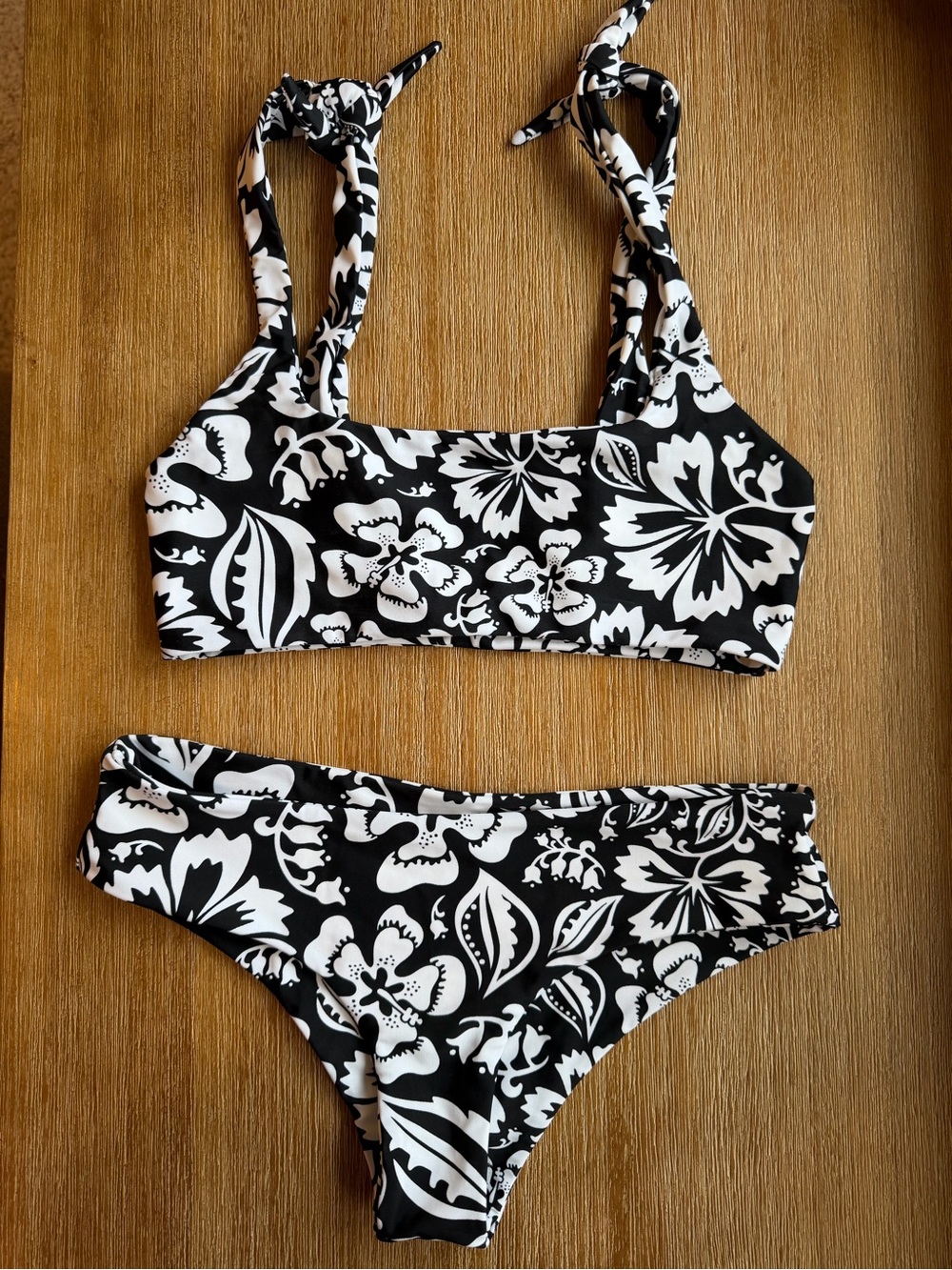 Mikoh Bikini Set - Top Size M, Bottom Size L in Luau Night